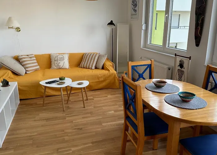 Tranquil Apartment Across The Bridge