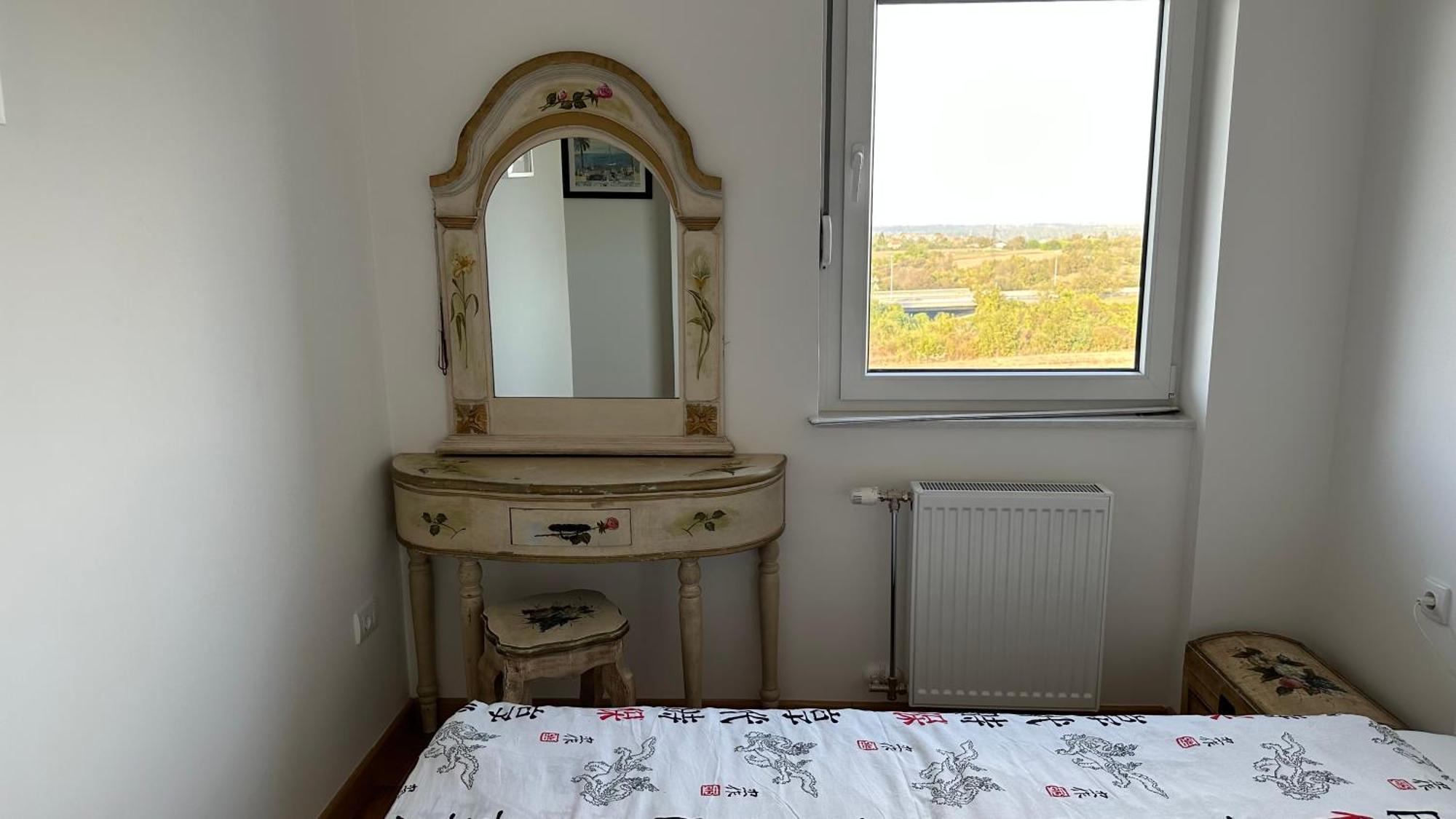 Tranquil Across The Bridge Apartment