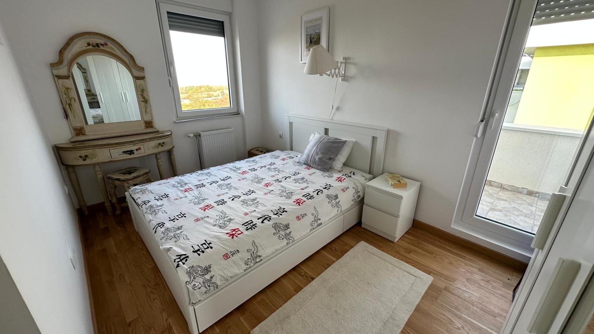 Tranquil Across The Bridge Apartment *